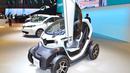 Renault juga memasarkan mobil listriknya di Indonesia. Mobil ini bernama Renault Twizzy, dan bisa dibilang memiliki wujud yang berbeda dari kebanyakan mobil listrik yang dijual di Indonesia. Mobil mungil ini dibanderol mulai dari Rp408 juta dengan dimensi 2.338mm x 1.234mm x 1.454mm dan hanya memuat dua orang saja. (Source: auto-data.net)
