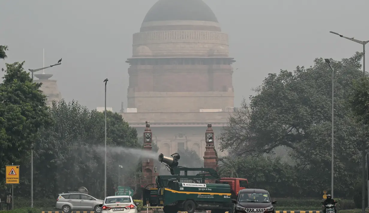 <p>Ibu Kota India, New Delhi diselimuti kabut asap polusi udara yang menyebabkan kualitas udara di sejumlah daerah sekitar menjadi sangat buruk. (Money SHARMA/AFP)</p>