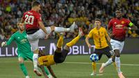 Bek Manchester United, Diogo Dalot berusaha membuang bola saat bertanding melawan Young Boys di grup H Liga Champions  di The Stade de Suisse di Bern (19/9). (Alessandro Della Valle/Keystone via AP)