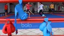 Para atlet Karateka Nasional mengisi sesi latihan dengan bermain futsal di Senayan Jakarta. (Bola.com/Nicklas Hanoatubun)