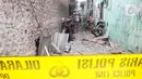 Garis polisi terpasang di area permukiman warga yang hangus terbakar dampak kebakaran Depo Pertamina Plumpang di Jalan Koramil, Rawa Badak, Jakarta, Sabtu (4/3/2023). RS Polri Kramat Jati sudah menerima sekitar 16 kantong jenazah korban kebakaran Depo Pertamina Plumpang, Jakarta Utara.(Liputan6.com/Herman Zakharia)