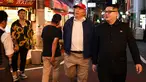 Peniru pemimpin Korea Utara, Kim Jong-un dan peniru Presiden AS, Donald Trump berjalan-jalan selama gelaran KTT G20 di Osaka, Jepang, Jumat (28/6/2019). Sejumlah pemimpin dunia berkumpul dalam KTT G20 yang berlangsung dua hari di Osaka. (Charly TRIBALLEAU/AFP)