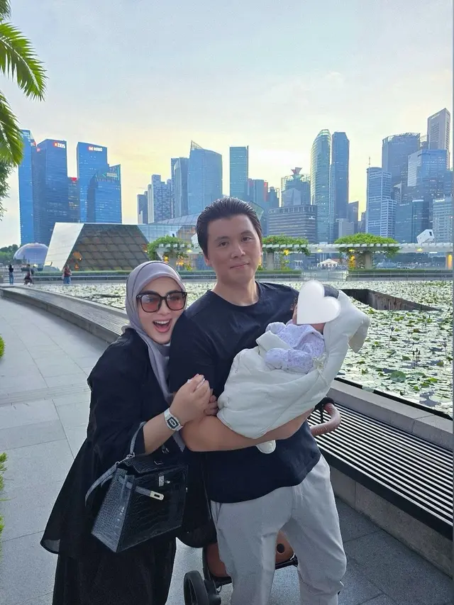 Syahrini, Reino Barack, dan anak mereka. (Instagram/ princessyahrini)
