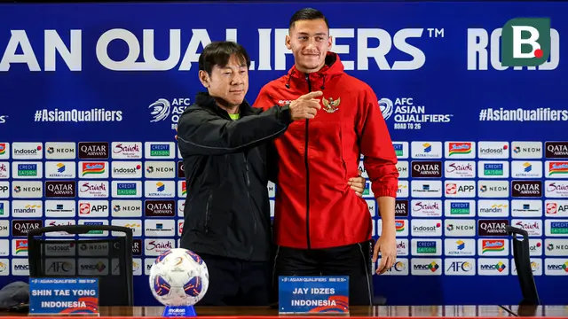 Foto: Momen Jahil Pelatih Timnas Indonesia Shin Tae-yong Ajak Jeje Foto Bareng dengan Jay Idzes, Biar Enggak Kelihatan Pendek