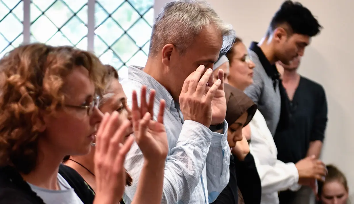 Sejumlah orang melakukan gerakan salat di Masjid Ibnu Rusyd-Goethe di Berlin, Jerman (16/6). Menurut pendirinya Seyran Ates, masjid ini didirikan untuk menunjukan islam yang humanistik, sekuler dan liberal. (AFP Photo/John Macdougall)