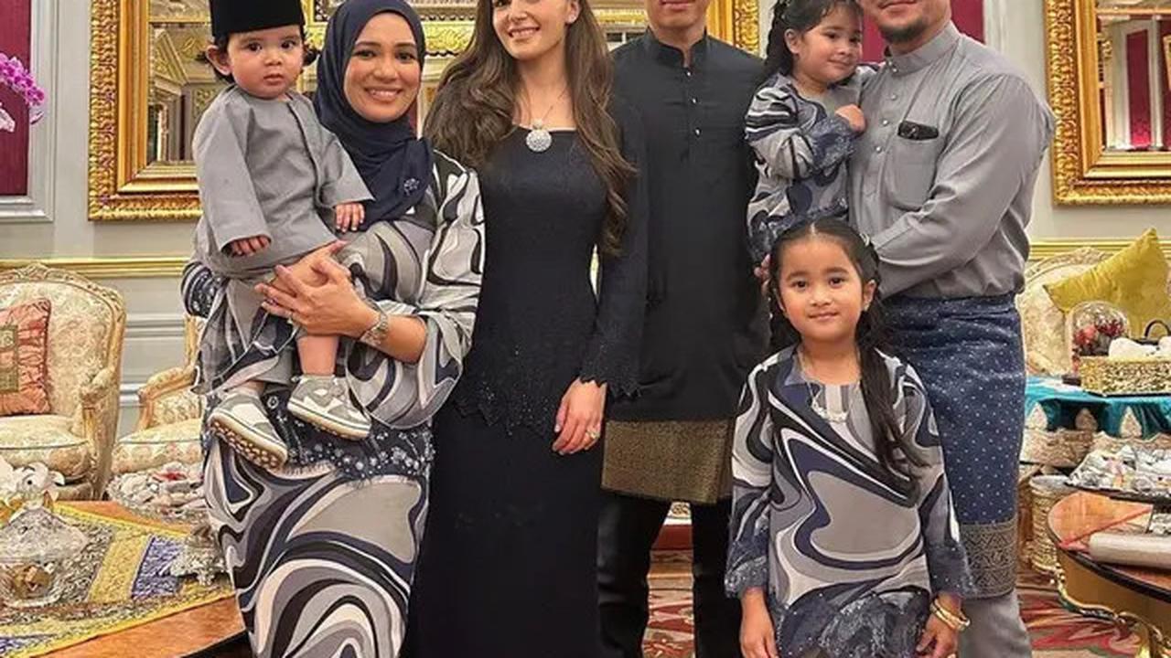 Kompak kenakan ansambel serba hitam