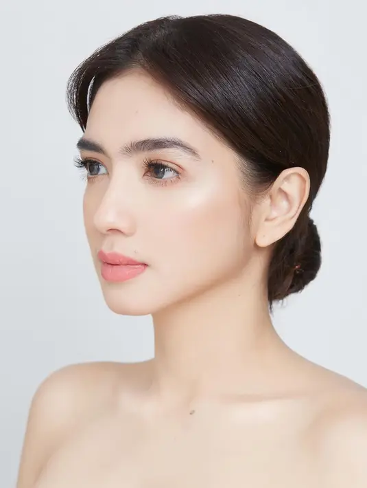 Foto yang diambil dari sisi kanan-kiri wajahnya ini sontak mengundang pujian dari banyak netizen, yang mengatakan bahwa kecantikan Angel Karamoy telah melampaui visual idol Korea Selatan. [Foto: Instagram/realangelkaramoy]