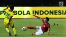 Bek Timnas Indonesia, Hansamu Yama Pranata (kanan) berebut bola dengan pemain Guyana, Trayon Bobb pada laga persahabatan di Stadion Patriot Candrabhaga, Bekasi, Sabtu (25/11). Indonesia unggul 2-1. (Liputan6.com/Helmi Fithriansyah)