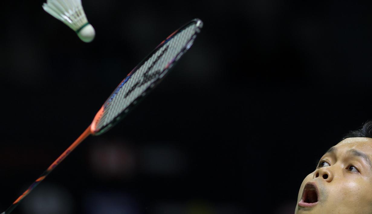 Pebulu tangkis tunggal putra Indonesia, Anthony Sinisuka Ginting mengembalikan kok saat melawan Kantaphon Wancharoen (Thailand) pada babak kualifikasi Indonesia Masters 2026 di Istora Gelora Bung Karno, Senayan, Jakarta, Selasa (20/1/2026). (Bola.com/Bagaskara Lazuardi)