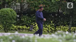 Gubernur DKI Jakarta Anies Baswedan saat berolahraga di halaman rumah dinas, Menteng, Jakarta Pusat, Kamis (3/12/2020). Anies Baswedan yang masih melakukan isolasi mandiri di rumah dinas gubernur karena positif Covid-19 menyempatkan diri untuk berolahraga pada pagi ini (Liputan6.com/Herman zakharia)