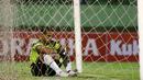 Kiper Persija Jakarta, Andritany duduk didalam gawang usai kebobolan tiga gol pada laga grup D piala Jenderal Sudirman di Stadion Manahan, Solo, Sabtu (12/12/2015). (Bola.com/Nicklas Hanoatubun)