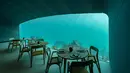 Tampilan interior restoran Under yang sebagian bangunannya tenggelam ke dalam air di bawah perairan Atlantik Utara di Kristiansand, Norwegia, 19 Maret 2019. Restoran ini terletak 5,5 meter di bawah permukaan laut.  (Tor Erik SCHRODER/NTB Scanpix/AFP)