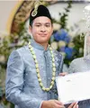 Atheera pun lengkap mengenakan mahkota pengantin adat Betawi Siangko. Mahkotanya memiliki cadar yang berwarna silver dilengkapi kembang goyang di bagian belakang. [@sandiuno]