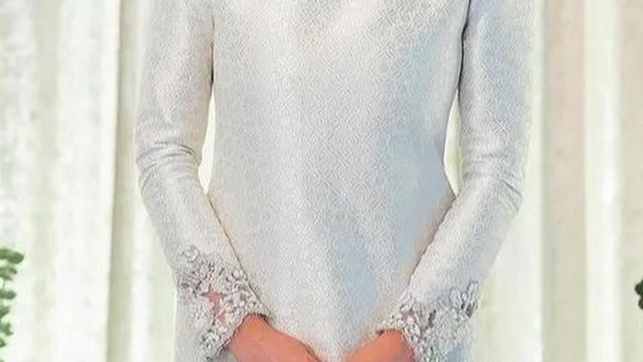 Busana tersebut bukan sembarang busana, melainkan baju kurung Melayu yang menjadi ciri khas budaya mereka.