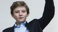 Barron Trump menunjukkan minatnya di olahraga sepak bola. (Sky Sports)