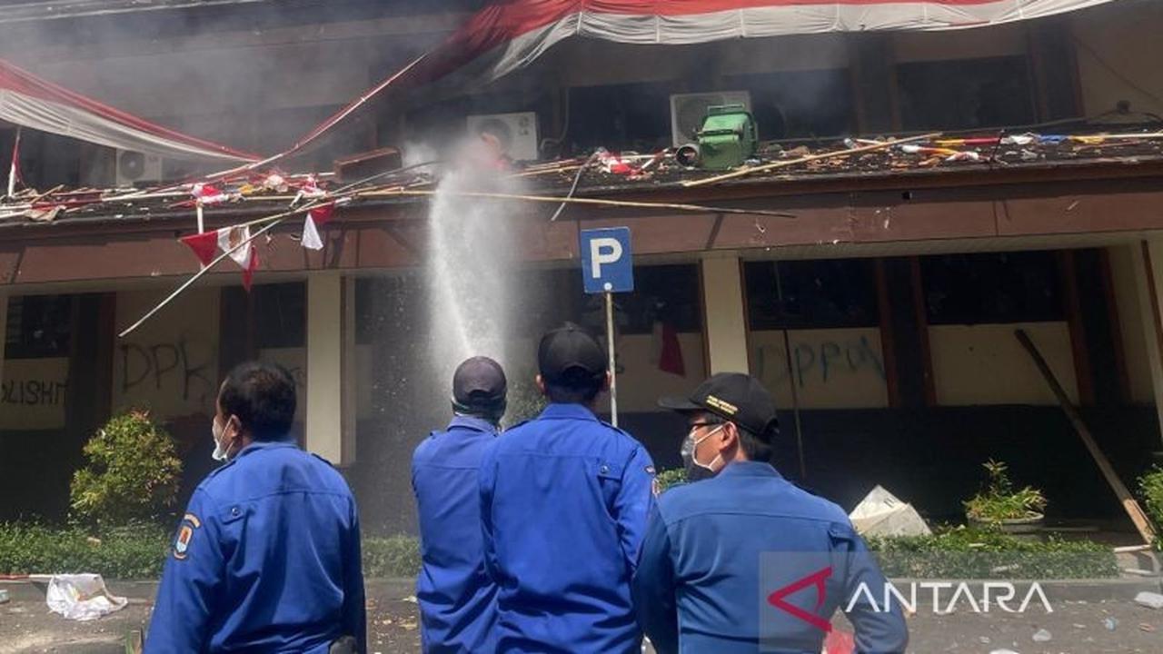 Damkar Berhasil Padamkan Api di Gedung DPRD Cirebon: Ternyata Ada Penjarahan Fasilitas!