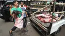Petugas membawa daging kambing yang sudah dipotong untuk dibagikan di Masjid Sunda Kelapa, Jakarta, Jumat (1/9). Daging tersebut akan dibawgikan kepada yayasan dan warga. (Liputan6.com/Immanuel Antonius)