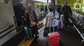 Sejumlah penumpang Kereta Api Jarak Jauh Argo Merbabu berjalan keluar setibanya di Stasiun Gambir, Jakarta, Selasa (16/4/2024). (Liputan6.com/Angga Yuniar)