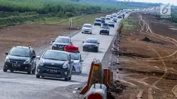 Kendaraan pemudik memadati ruas tol fungsional (tol darurat) Brebes Timur-Pemalang di Tegal, Jawa Tengah, Jumat (30/6). Pada arus balik H+5 kendaraan yang melintas di tol fungsional melonjak lebih dari 1.063. (Liputan6.com/Faizal Fanani)
