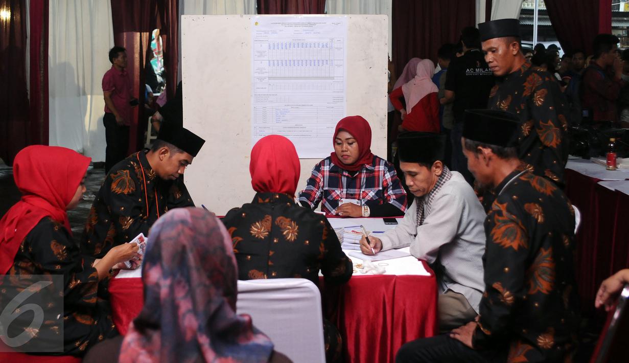 Petugas KPPS melakukan penghitungan ulang surat suara Pilkada DKI Jakarta putaran 2 di TPS 027, Kebagusan, Jakarta, Rabu (19/4). Pasangan Basuki Tjahaja Purnama-Drajot Sjaiful Hidayat kalah 252-292. (Liputan6.com/Helmi Fithriansyah)
