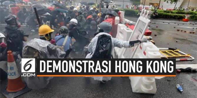 VIDEO: Sambil Bawa Payung, Demonstran Hong Kong Serang Polisi