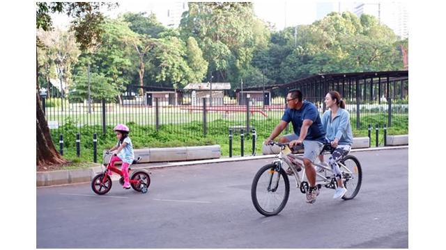 Asyiknya bersepeda bersama keluarga di pagi hari.