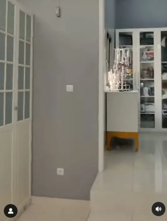 Di kamarnya juga terdapat ruang penyimpanan tambahan. Berbeda dengan ruang wardrobe-nya, tempat ini telihat rapi dengan nuansa warna putih. [Foto: Instagram/@tasyakamila]