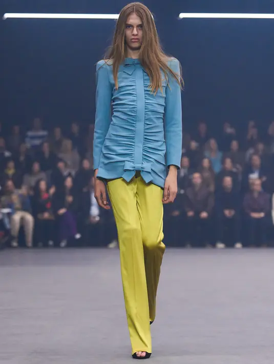  mode bisa menjadi bentuk perlawanan terhadap dunia yang semakin seragam. “Cahaya-cahaya kecil” yang ia hadirkan di atas kain adalah simbol dari harapan, imajinasi, dan keberanian untuk tetap berbeda.  [Dok/Valentino].