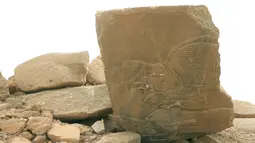 Reruntuhan patung makhluk bersayap yang dihancurkan ISIS di situs kuno Nimrud. selatan Mosul, Irak, (16/11). Situs kuno Nimrud menyimpan berbagai patung-patung makhluk bersayap yang beraada di depan pintu gerbang istana. (REUTERS/Ari Jalal)