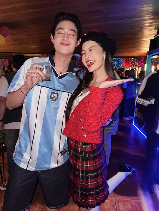 Raline Shah tampil memesona dengan tweed blazer merah, v-neck top putih, dan plaid skirt. Penampilannya dipermanis dengan topi beret hitam.[@phrrince]
