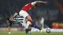 Pemain West Bromwich Albion, Kieran Gibbs (kiri) berusaha merebut bola dari kaki pemain Arsenal, Mohamed Elneny pada lanjutan Premier League di Emirates stadium, London (25/9/2017). Arsenal menang 2-0. (AP/Alastair Grant)