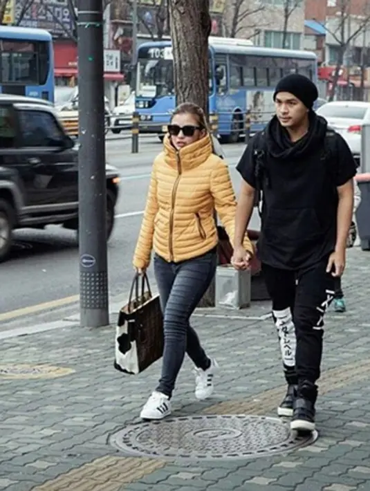 Menyusuri jalanan di Korea, Glenn Alinskie dan Chelsea Olivia memilih busana yang memudahkan mereka beraktifitas. Chelsea tampak modis memakai jaket berwarna kuning sedangkan Glenn tampak keren dengan baju hitam. (via instagram/@glenn.chelsea)
