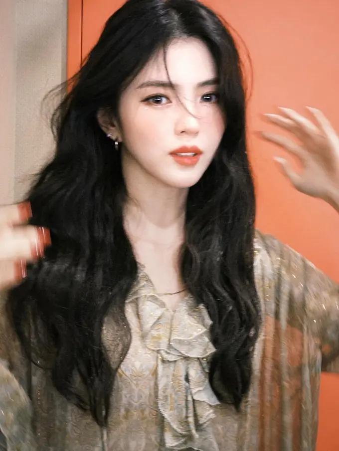 Visual Bak Peri Han So Hee dengan Sparkling Eye dan Lip Red yang Berani