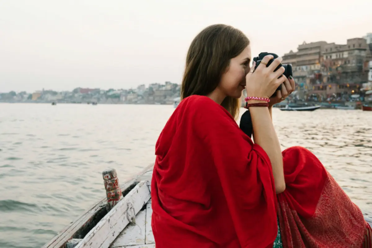 6 Fashion Items Untuk Tampil Nyaman dan Chic Saat Liburan ke India