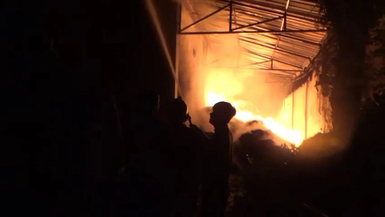 Pabrik Mainan dan Plastik di Medan Terbakar, Api Merembet Melahap 11 Rumah Warga