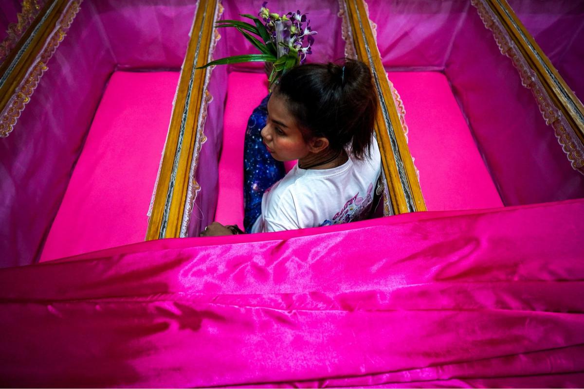 Ritual unik warga Thailand berdoa dalam peti mati sambut Tahun Baru