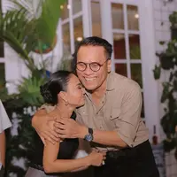 Penyanyi senior Yuni Shara baru saja merayakan ulang tahun bersama keluarga dan mantan suami. Pada 3 Juni, kakak kandung Krisdayanti itu genap 51 tahun. Pada momen ultah tersebut, Yuni didampingi keluarga dan sahabat. [Instagram/yunishara36]