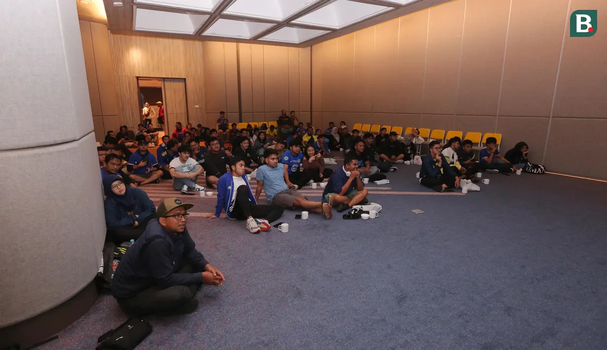 Komunitas suporter Chelsea CISC Regional Jakarta saat menyaksikan pertandingan Premier League 2023/2024 antara Chelsea melawan Fulham dalam acara Roaring Night di Hotel Ibis Styles, Tanah Abang, Jakarta Pusat, Sabtu (13/1/2024) malam. (Bola.com/M Iqbal Ichsan)