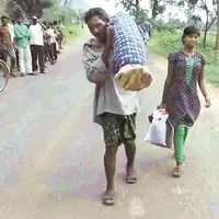 Sungguh menyedihkan, pria asal India ini terpaksa harus memanggul jenazah istrinya dan berjalan kaki sejauh 12 km. | via: indianexpress.com