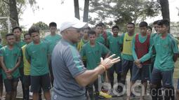 Pelatih Timnas Indonesia U-16, Fachri Husaini, memberikan arahan kepada anak asuhnya. Fachri Husaini pernah berkesempatan menimba ilmu pada Peter Withe, Pelatih Timnas U-23 pada tahun 2005. (Bola.com/M Iqbal Ichsan)