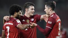 Bayern Munchen dipastikan menjadi juara paruh musim Liga Jerman 2021/2022 usai mengalahkan tuan rumah VFB Stuttgart 5-0 di pekan ke-16. Hattrick Serge Gnabry dan brace Robert Lewandowski membuat Die Roten mengoleksi 41 poin, unggul 9 poin dari Borussia Dortmund. (AFP/Thomas Kienzle)