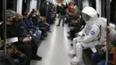 Seorang pria berpakaian astronaut naik metro sebagai bagian dari kampanye untuk mempromosikan Pameran Luar Angkasa NASA di Istanbul, Turki, pada 4 Desember 2021. Pameran ini akan menampilkan modul khusus dari luar angkasa dan puluhan instrumen berteknologi tinggi. (AP Photo/Emrah Gurel)