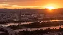 Foto yang diabadikan pada 27 Agustus 2020 ini menunjukkan pemandangan kota bermandikan kilauan sinar matahari terbenam di Wina, Austria. (Xinhua/Guo Chen)