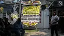 Karangan bunga dari Presiden Joko Widodo atas meninggalnya istri Indro Warkop, Nita Octobijanthy terpajang di rumah duka kawasan Pulo Mas, Jakarta, Rabu (10/10). Istri Indro Warkop meninggal akibat kanker paru-paru stadium 4. (Liputan6.com/Faizal Fanani)