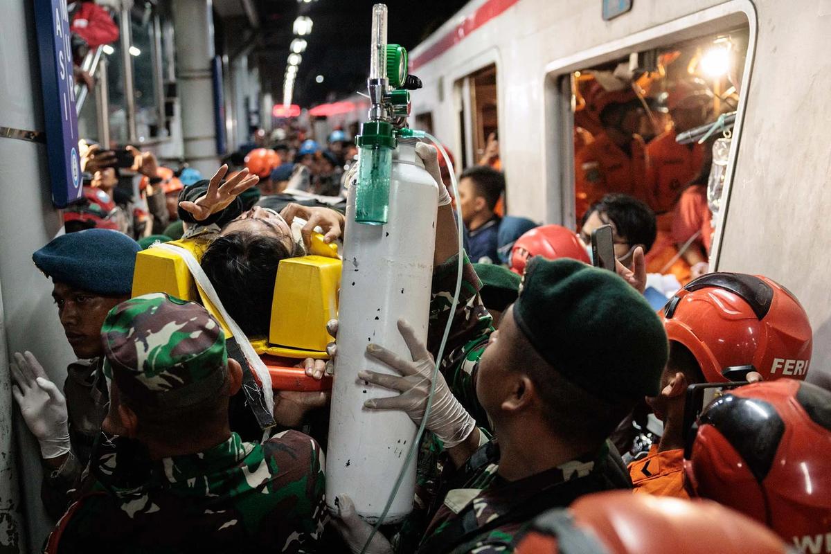 FOTO: Evakuasi Dramatis Korban Tabrakan Kereta di Bekasi Timur