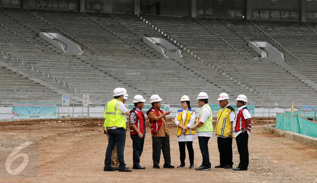 Wakil Presiden, Jusuf Kalla (ketiga kiri) saat meninjau proyek renovasi Stadion Gelora Bung Karno, Jakarta, Minggu (26/3). Peninjauan ini terkait persiapan pelaksanaan Asian Games 2018. (Liputan6.com/Helmi Fithriansyah)