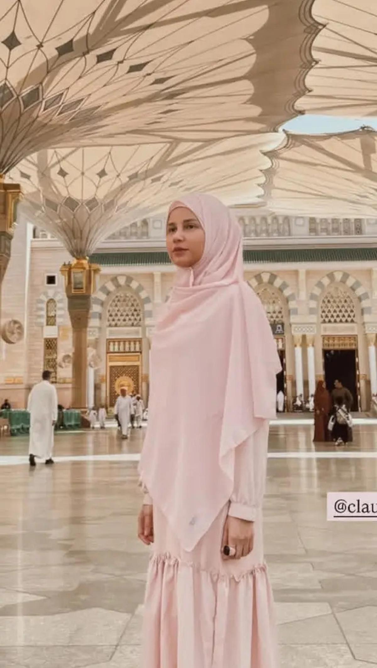 6 Potret Yunita Siregar Umroh, Gamis dan Hijab Pink Curi Perhatian