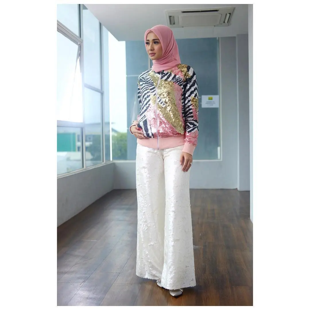 Gaya hijab Laudya Cynthia Bella bisa untuk dinner. (Sumber foto: laudyacynthiabella/instagram)