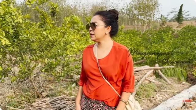 8 Potret Mayangsari saat Pulang ke Purwokerto, Perlihatkan Kebunnya yang Luas