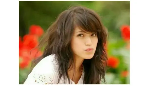 Jedar juga dikenal kerap mengganti gaya rambut, dulu ia tampil dengan rambut keriting dan mengembang.